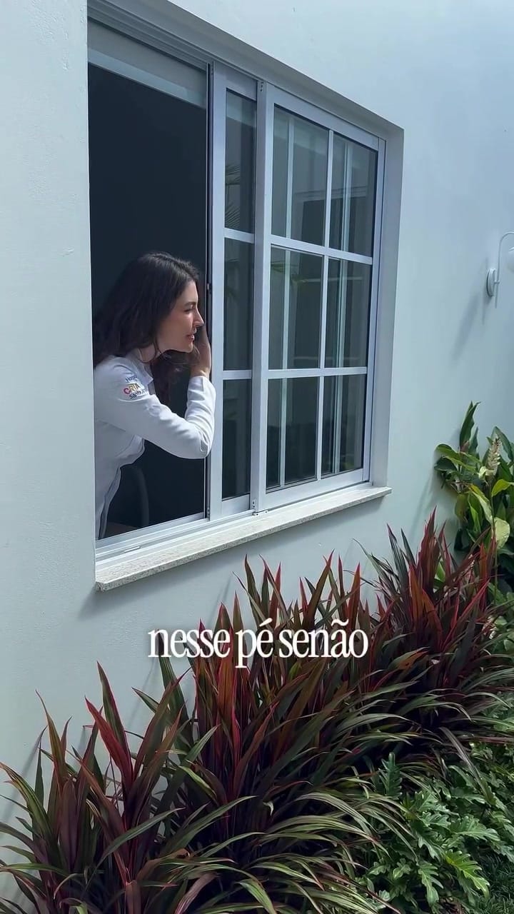 Dra. Luiza encenando a frase clássica coloca o chinelo senão vai dar resfriado