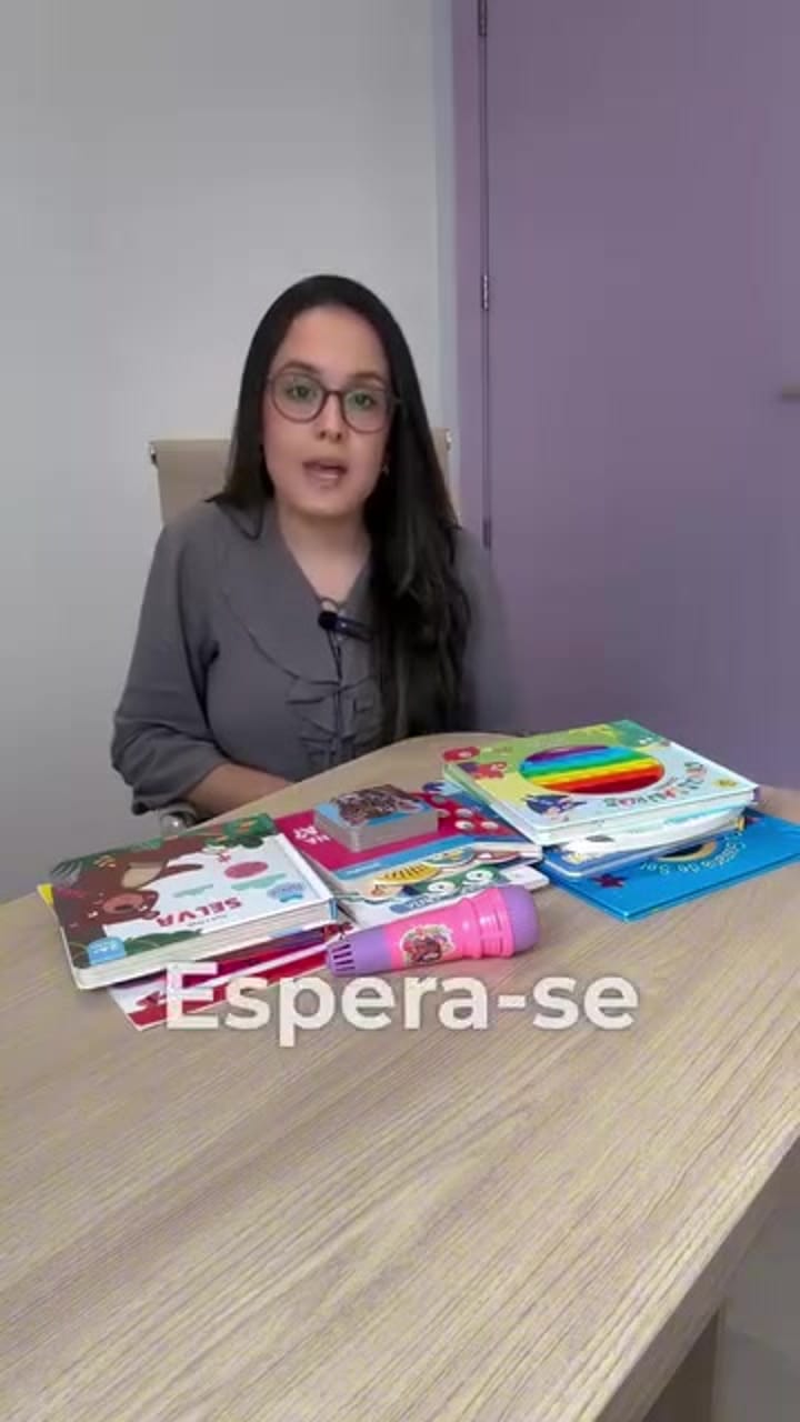 Fonoaudióloga Maysa explicando os marcos de fala esperados para crianças de 1 ano de idade