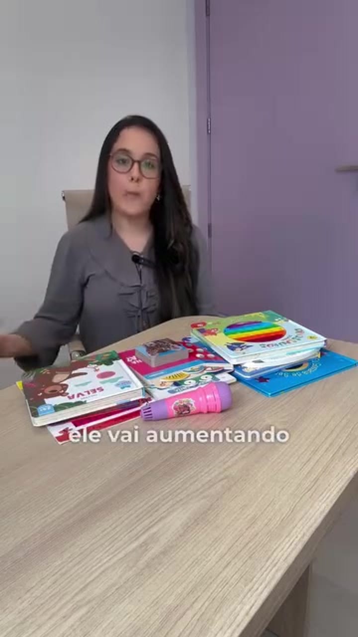 Exemplos de frases curtas que crianças de 2 anos devem formar: mamãe vem, papai senta