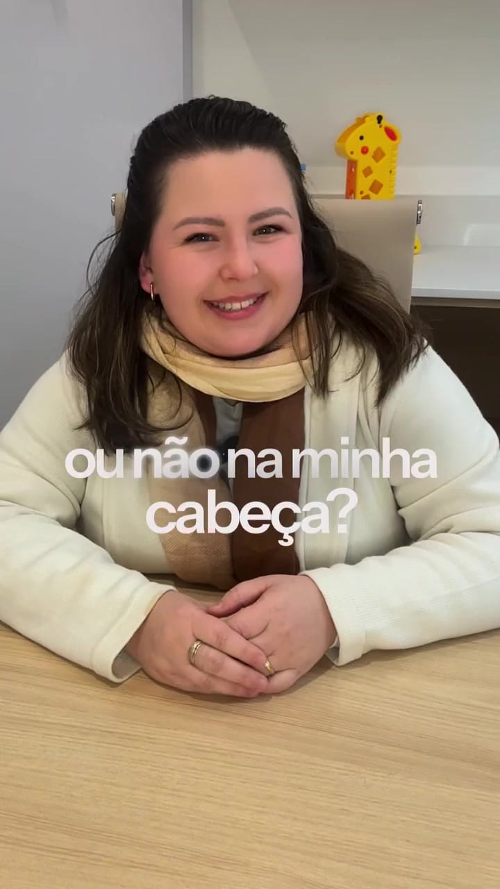 Neuropsicóloga Cristina explicando como a criança se sente com mudanças de rotina e frustração