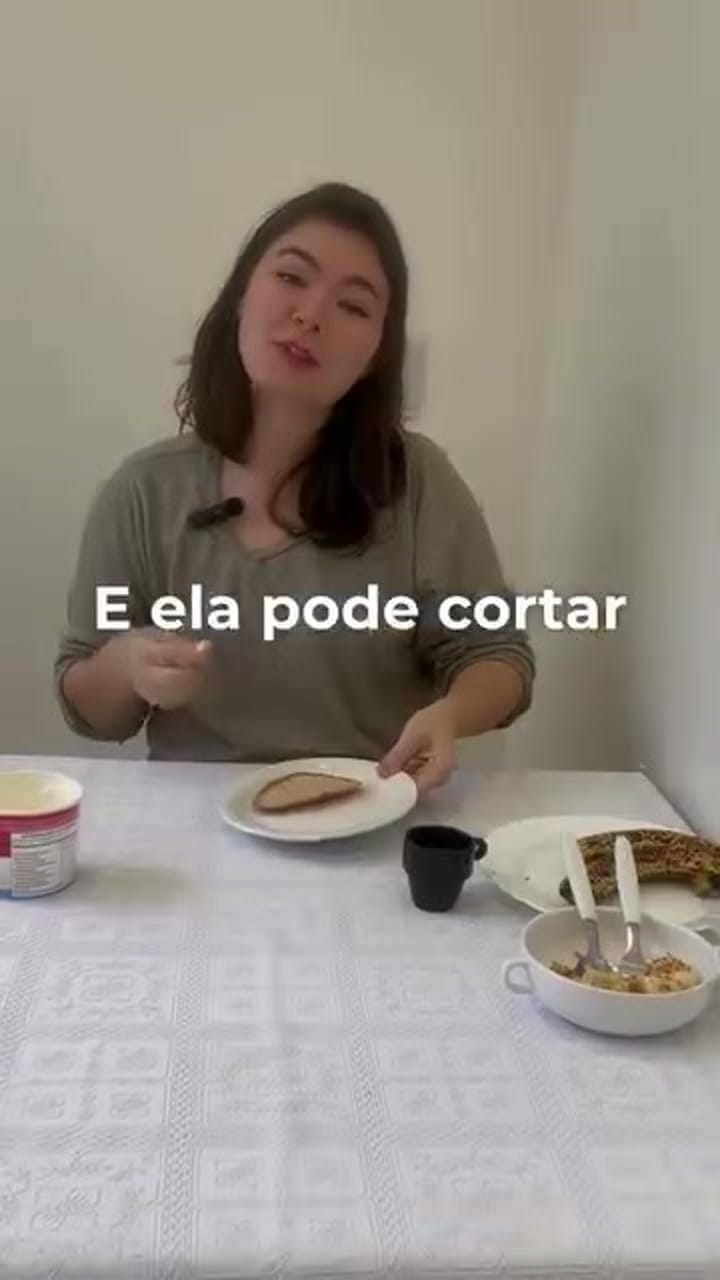 Criança cortando uma banana com faca de manteiga segura para crianças