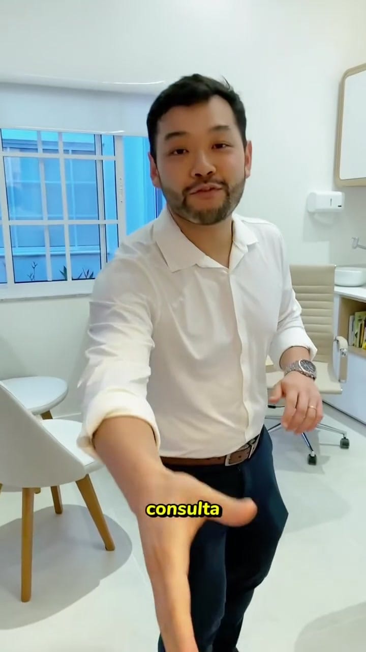 Dr. Celso Assahida recebendo paciente no consultório de pneumologia pediátrica da Casalume