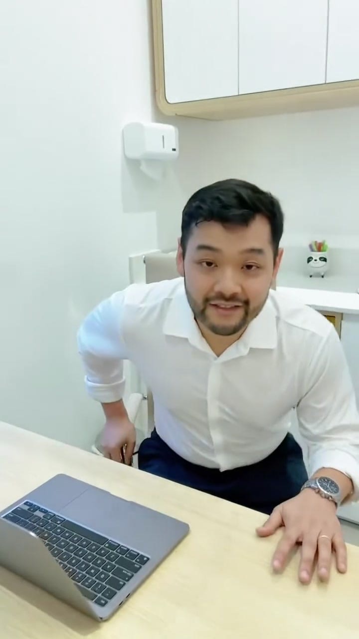 Dr. Celso Assahida durante consulta de pneumologia pediátrica na Casalume em Jaraguá do Sul