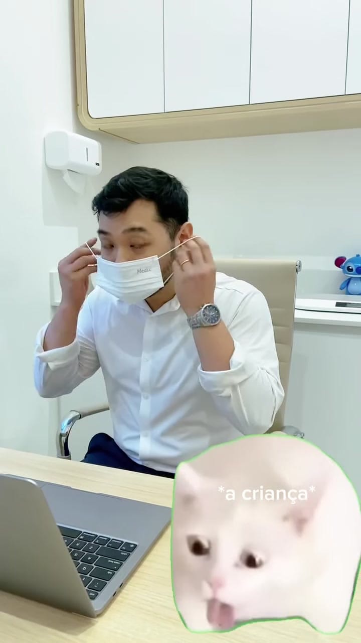 Dr. Celso preparando-se para exame físico durante consulta de pneumologia na Casalume