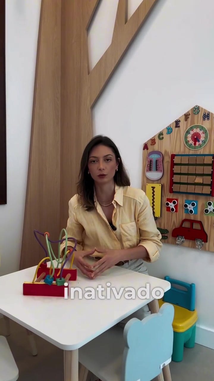 Pediatra da Casalume explicando que a vacina da gripe é feita com vírus inativado