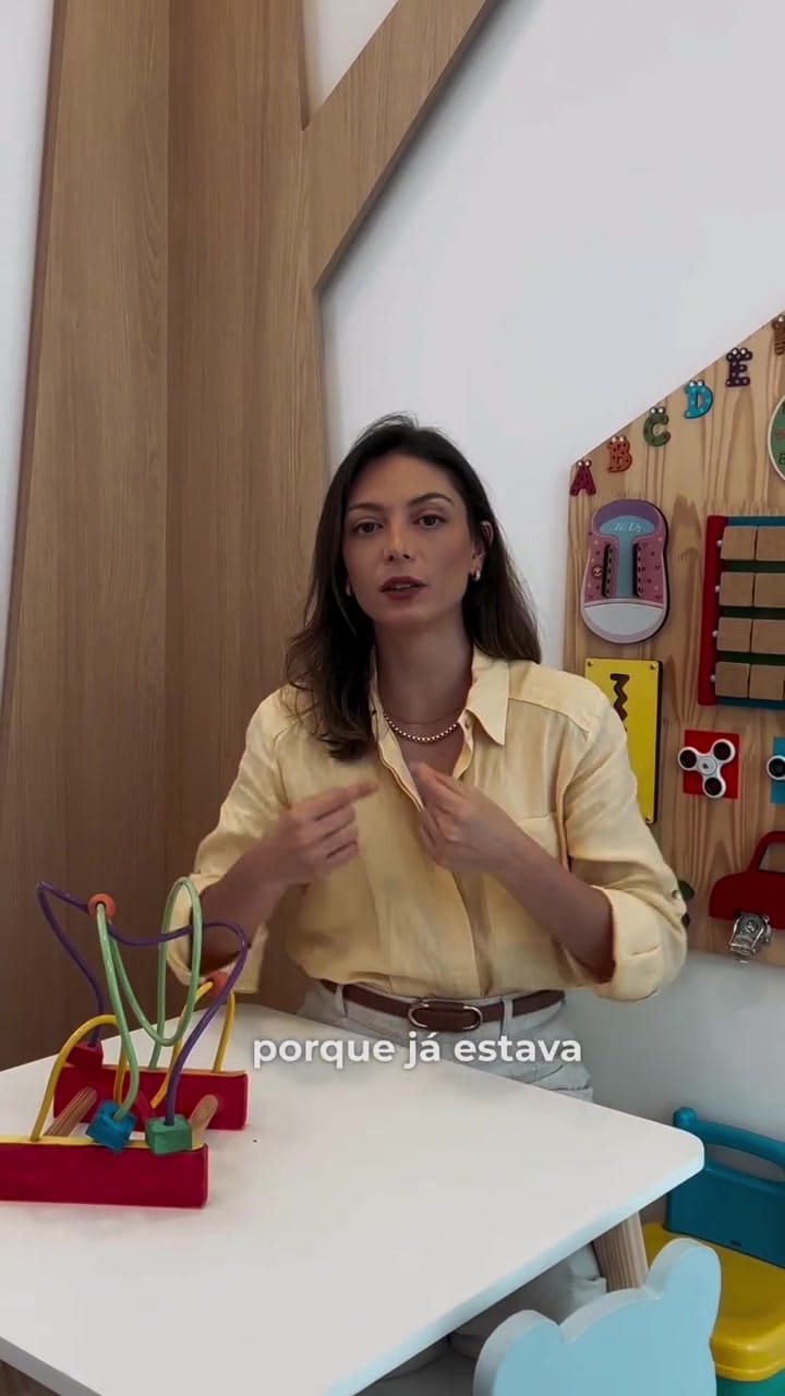 Pediatra explicando sobre o período de incubação do vírus da gripe em crianças