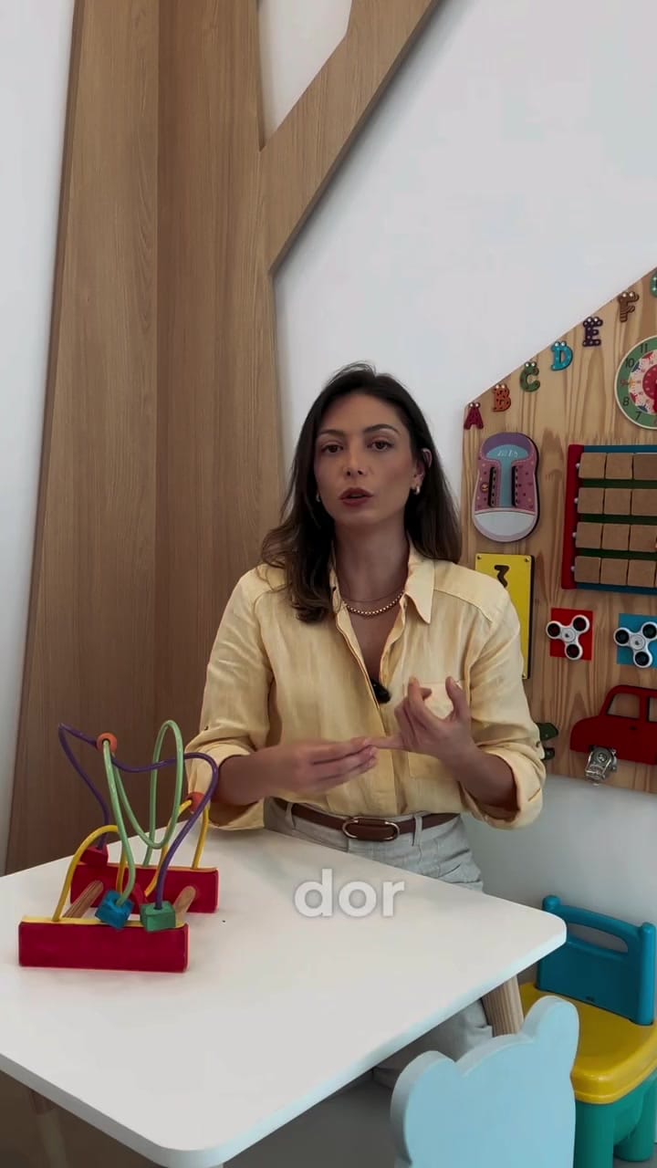 Pediatra listando os efeitos colaterais leves da vacina da gripe em crianças